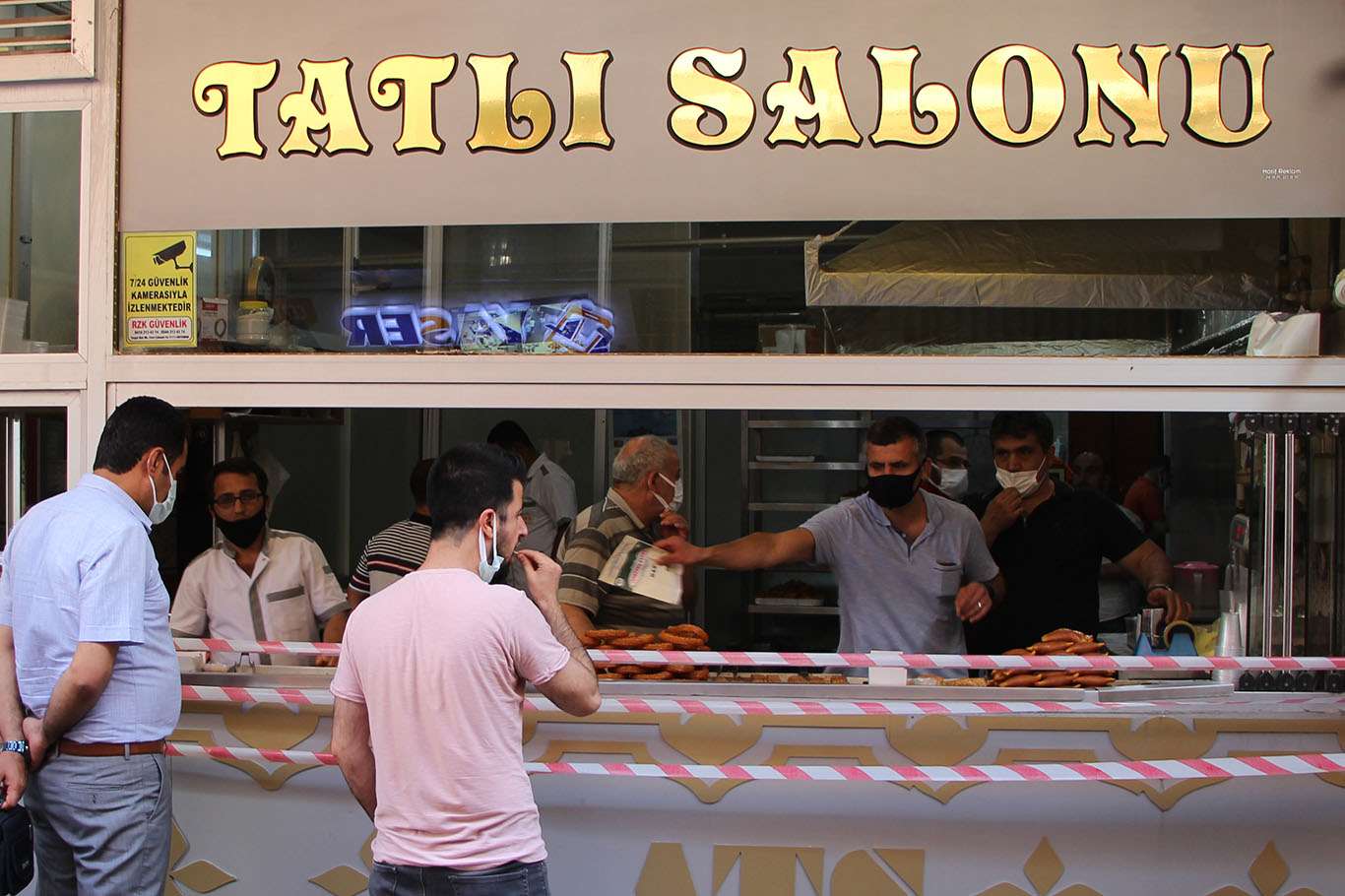 Ayaküstü en çok tüketilen tatlı "Halka tatlı" Ayaküstü en çok tüketilen tatlı "Halka tatlı"